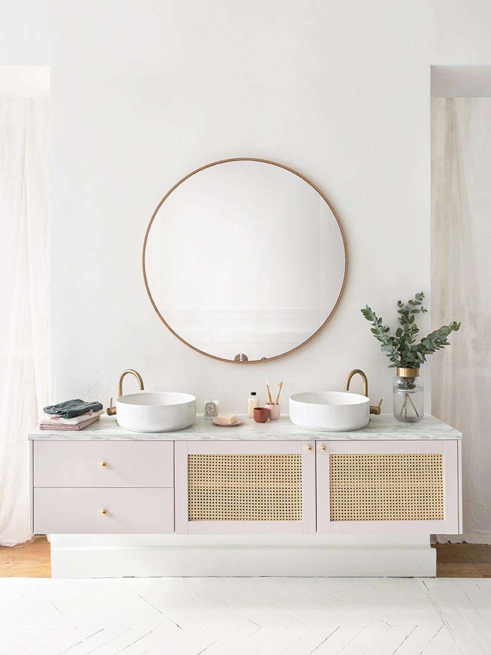 Hängeschrank mit Fronten im Rattan-Design und Accessoires in Messing.