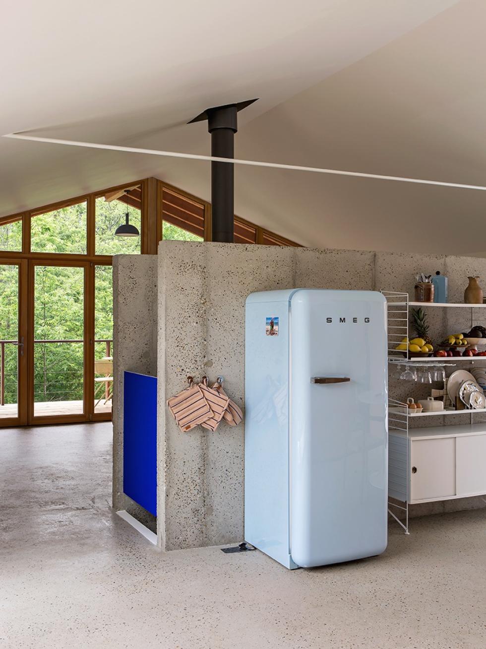 Gewachster Beton und ein Smeg-Kühlschrank in himmelbau