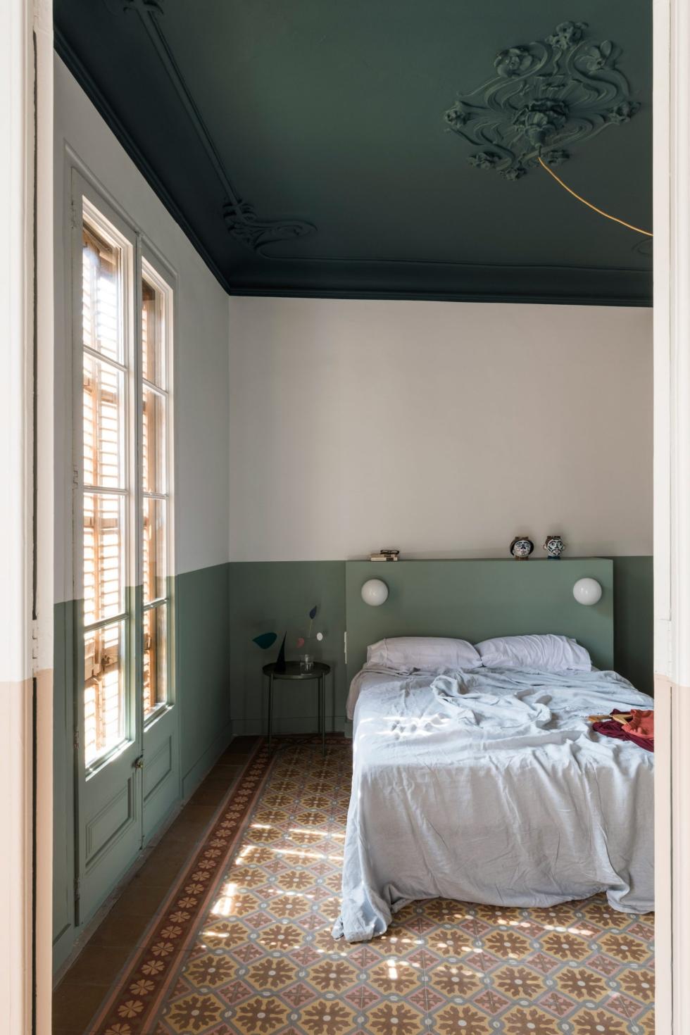 Inspirierendes Projekt mit farblich abgesetzter Decke von Colombo & Serboli Architecture, das nicht von Plum Living umgesetzt wurde - ⓒ Roberto Ruiz
