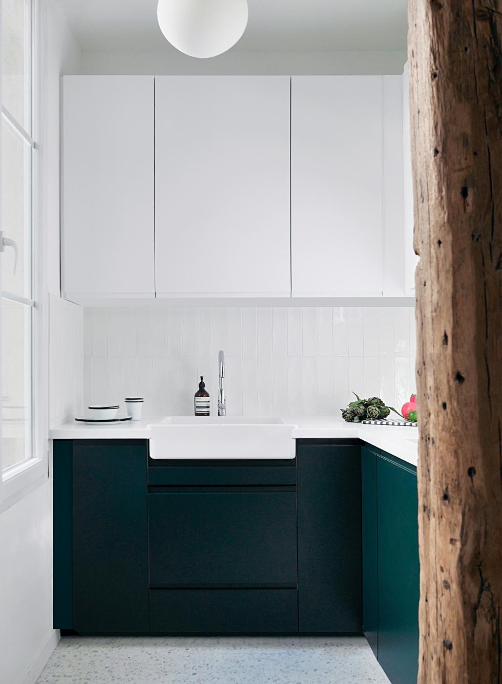 Küche in Grün 02 - Sombre forest mit Spülbecken im Landhaus-Stil
