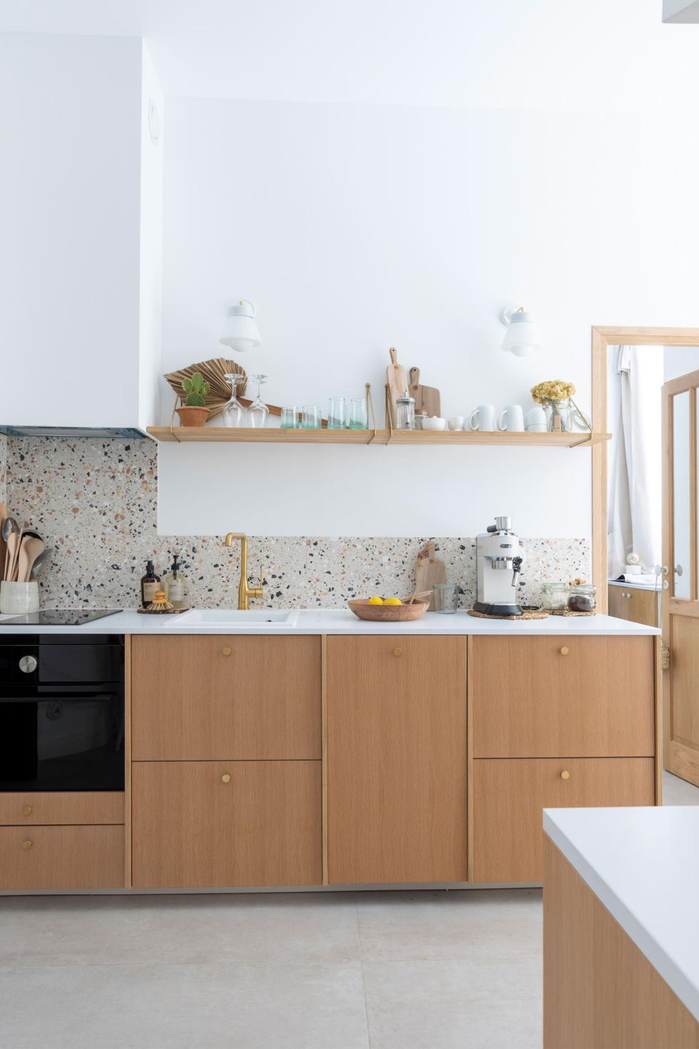 Küche mit Plum Living Fronten und Deckseiten in Eiche Natur.