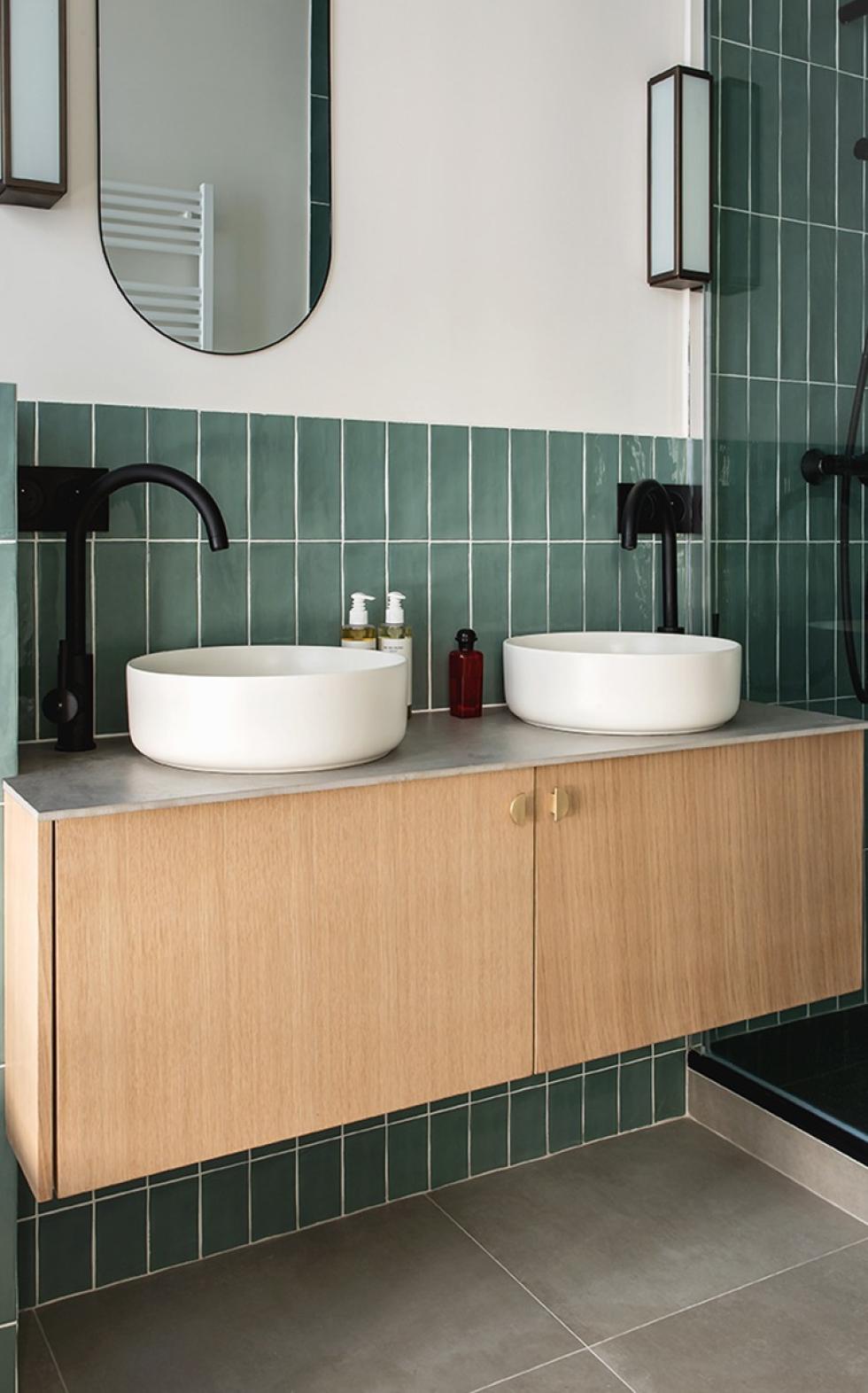 Badezimmerschrank in Eiche Natur mit grünen Fliesen.