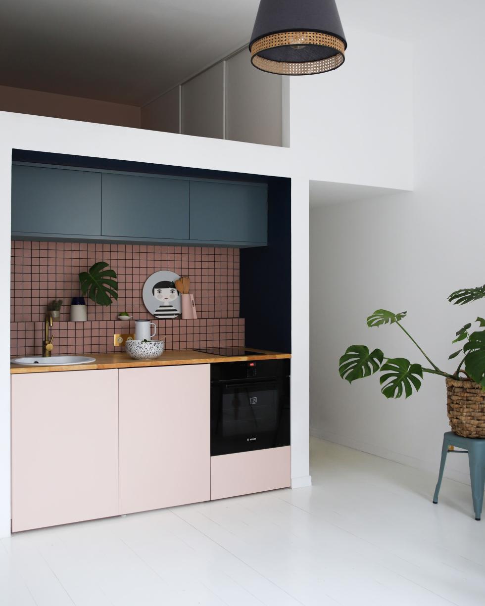 Küche in Blau 05 - Bleu paon und Beige 01 - Beige rosé, Materialmix
