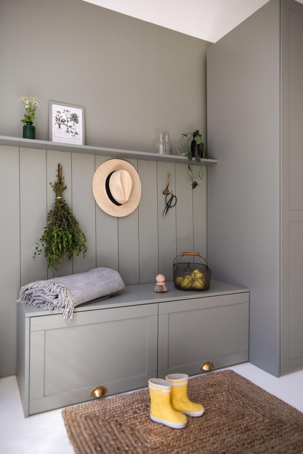 Möbel im Eingangsbereich, das mit Plum Living Fronten in Mattlack Stone realisiert wurde.