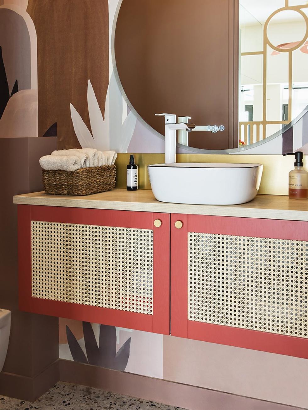 Badeschrank im Rattan-Design mit Armaturen aus Messing