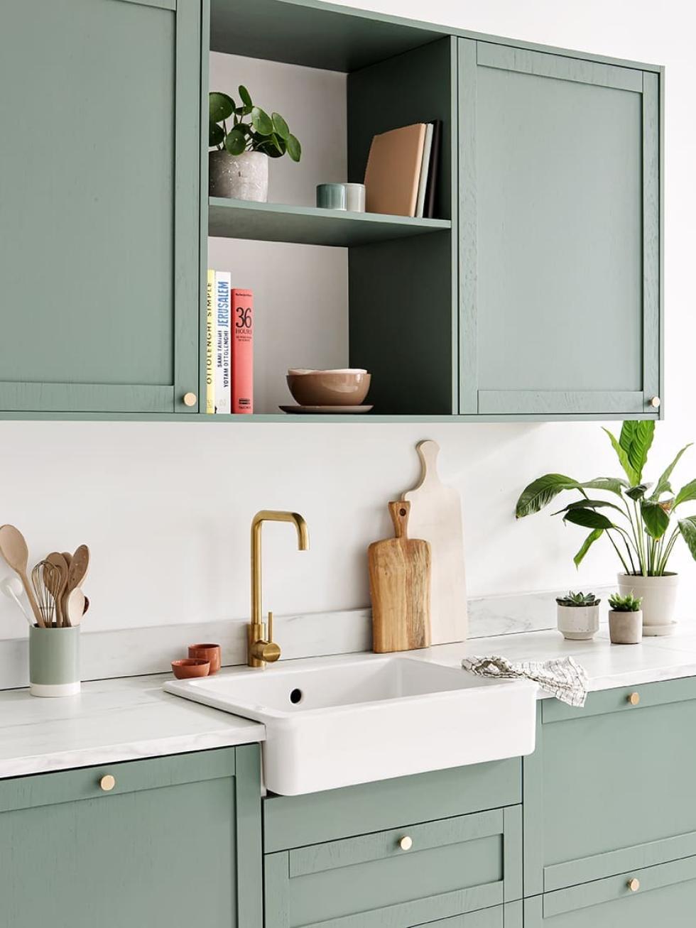 Shaker-Küche in Grün 03 - Vert de gris, offene Regale