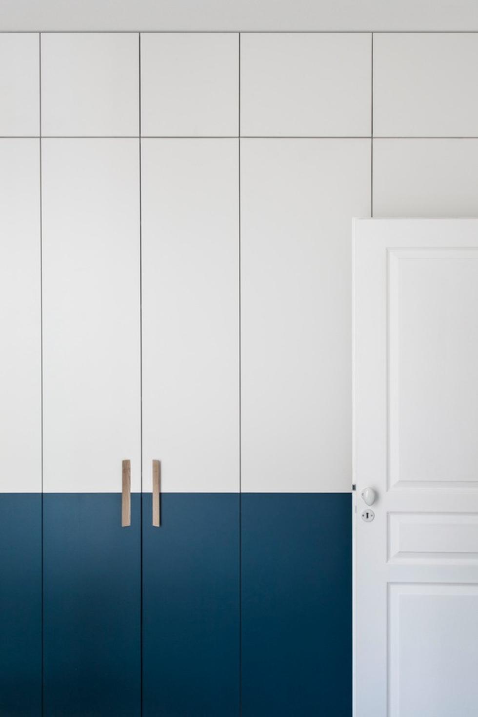 Zweifarbiger Kleiderschrank in Blau 02 - Bleu nuit und Weiß aus verschiedenen Materialien Plum Living