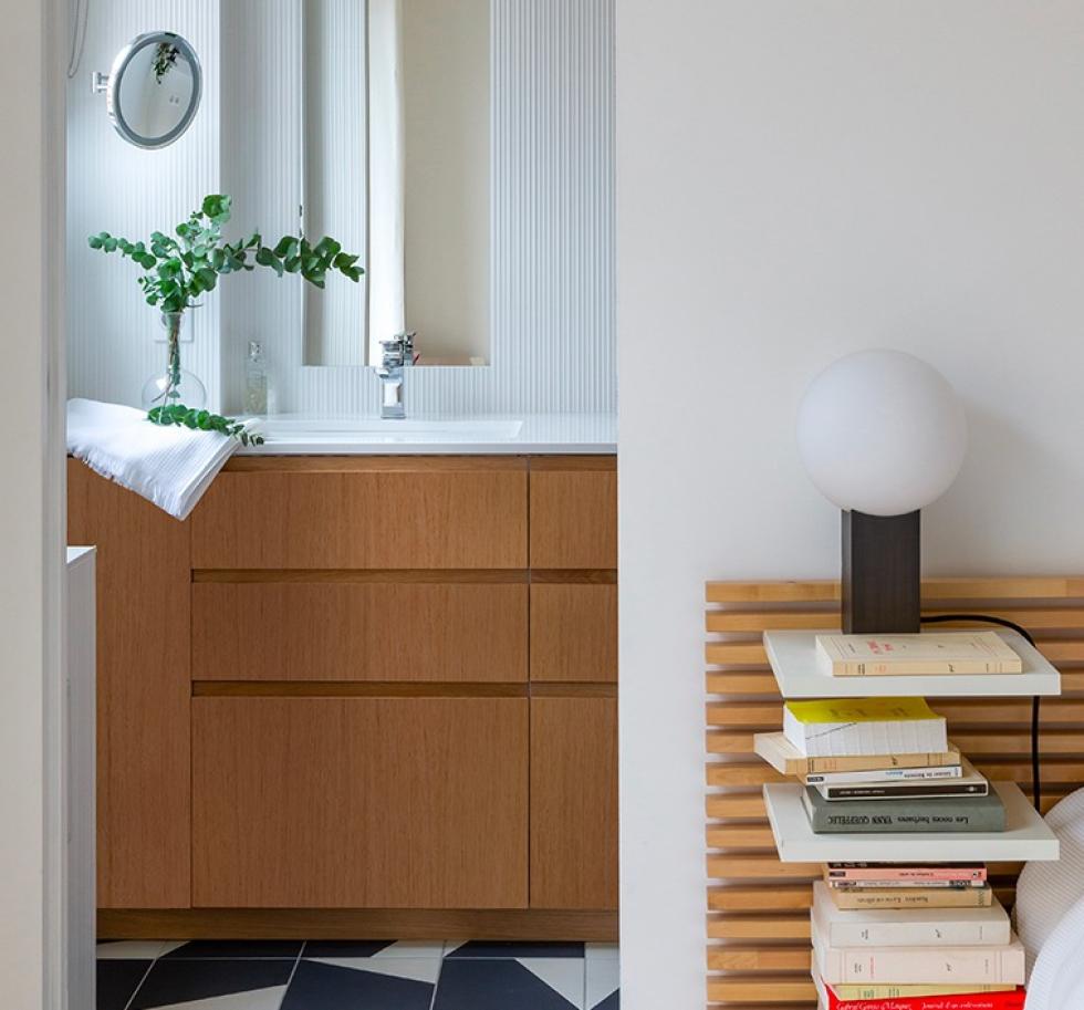 Badezimmerschrank in Eiche natur, mit weißer Arbeitsplatte.