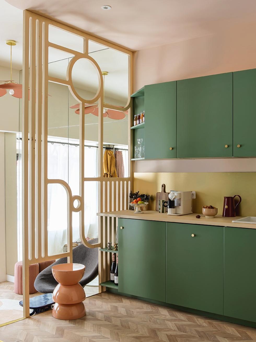 Interior Projekt realisiert mit glatten mattlackierten Fronten von Plum Living in Grün 03 - Vert de gris - ⓒ Hervé Goluza