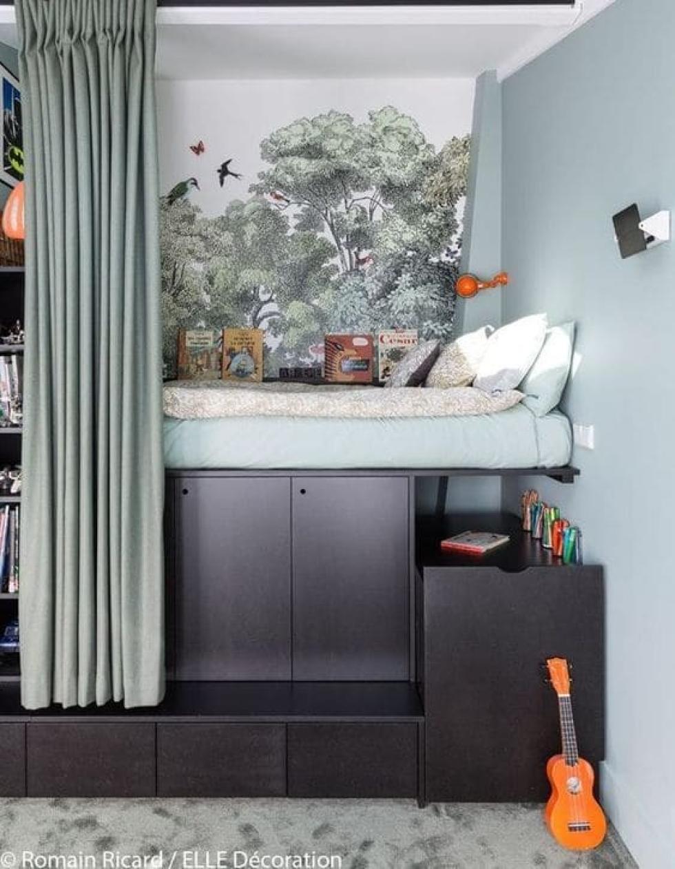 Schwarzes Podestbett mit Waldtapete
