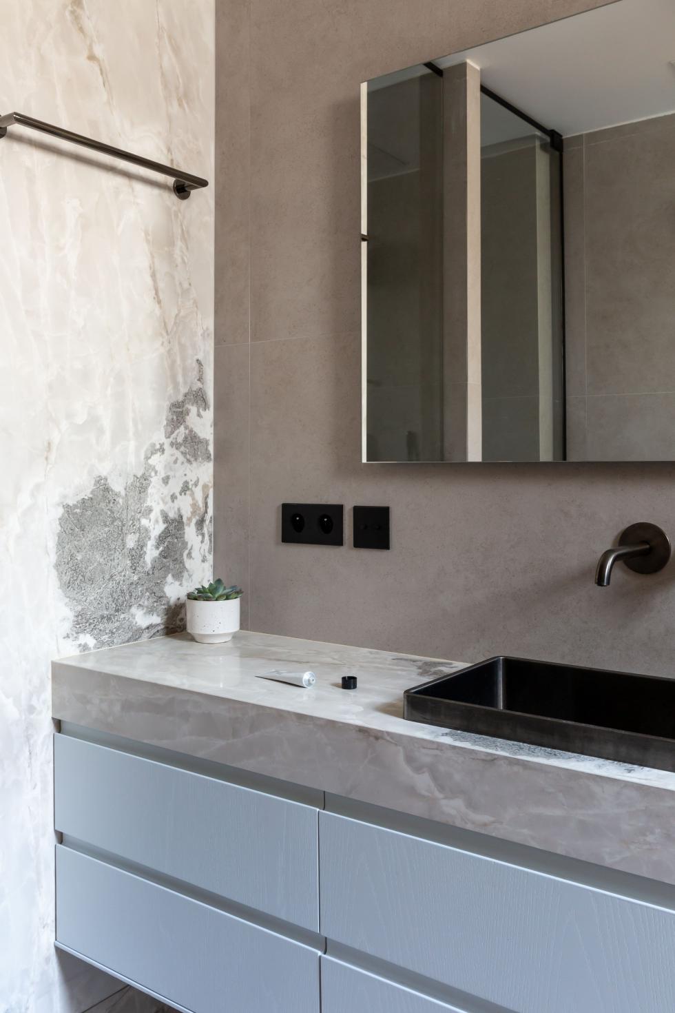 Badezimmer in Blau mit schwarzen Steckdosen