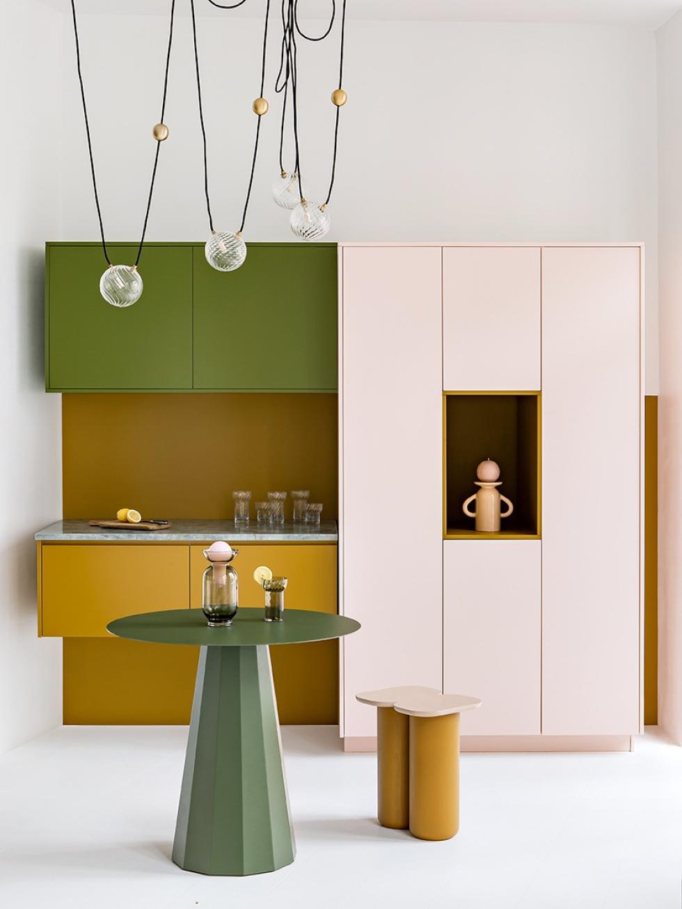 Eine Küche in Rose calcaire, Ocre und Tuile von Margaux Keller