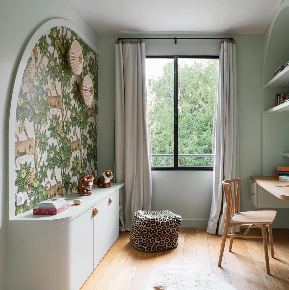 Schlafzimmer mit Stauraum und Tapete an der Wand.