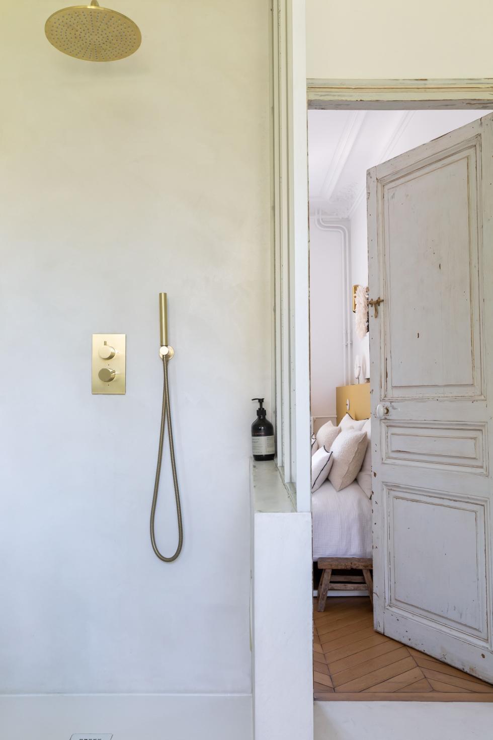 Badezimmer mit gewachstem Beton