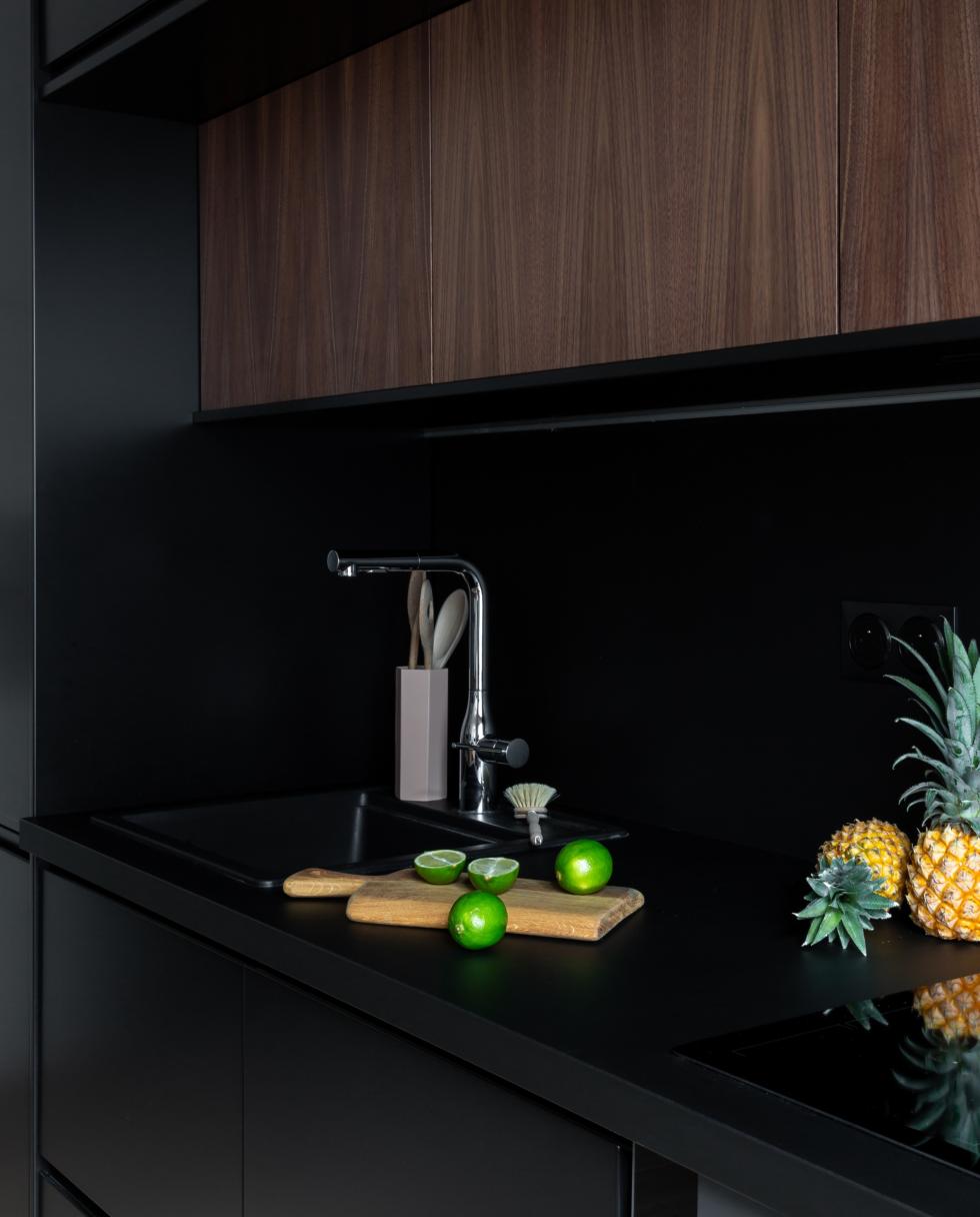 Küche Grau mit Chromarmatur