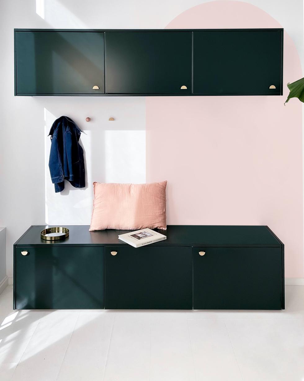 Flurmöbel mit Ikea Korpussen und Plum Living Fronten. Design von Sabine Mérillon