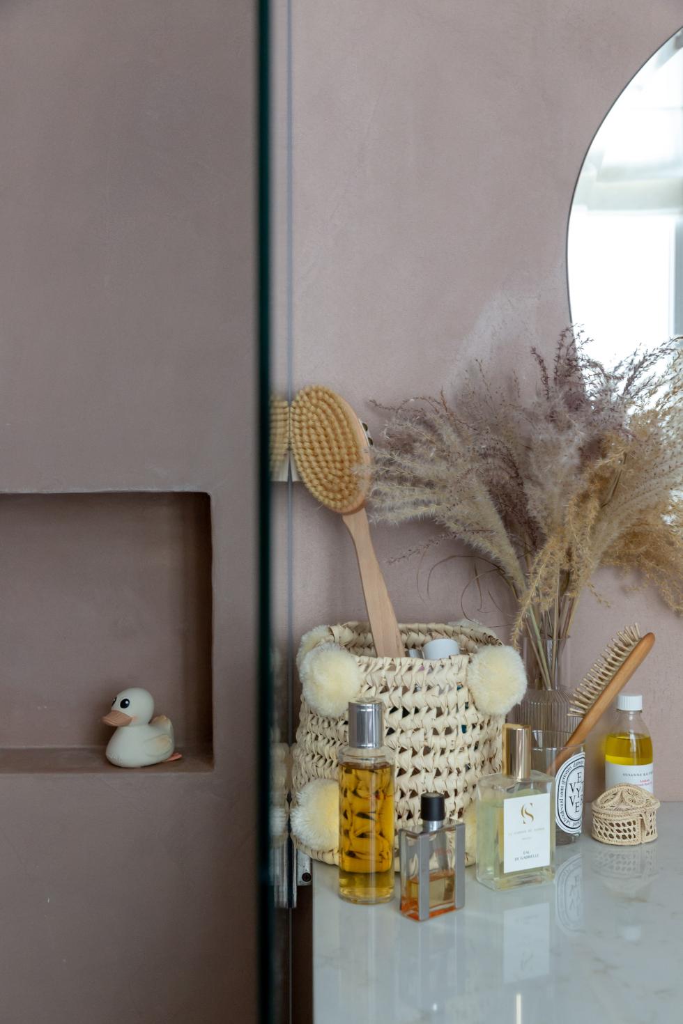 Badezimmer mit gewachstem Beton
