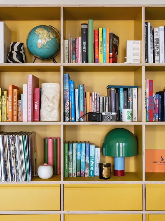 Das gelbe Bücherregal von Lisa Gachet.