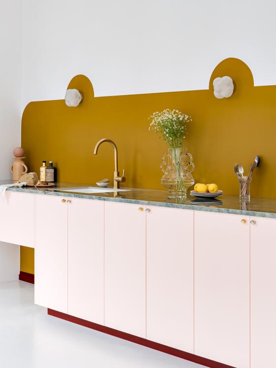 Eine Küche in Rose calcaire und Ocre von Margaux Keller