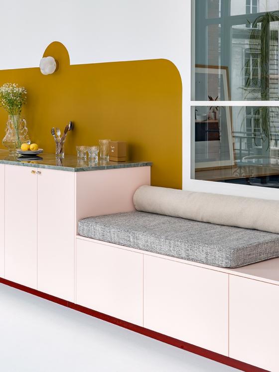 Eine von Margaux Keller entworfene Küche in Rose calcaire, Ocre und Tuile.