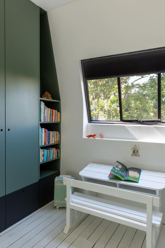 Kleiderschrank für Kinder in Schwarz und Grün aus verschiedenen Materialien Plum Living
