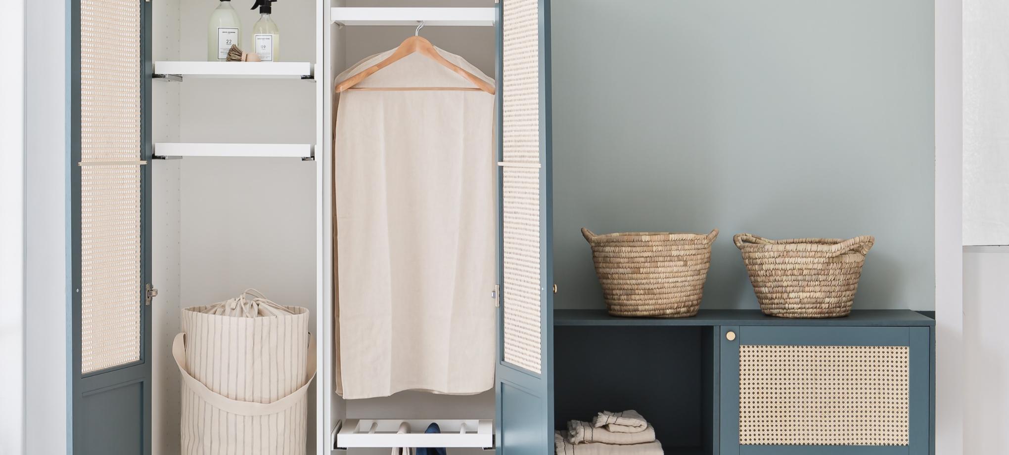 Kleiderschrank mit Fronten in “Bleu paon” im Rattan-Design, zusammengestellt aus Pax-Korpussen und Metod-Korpussen von Ikea.