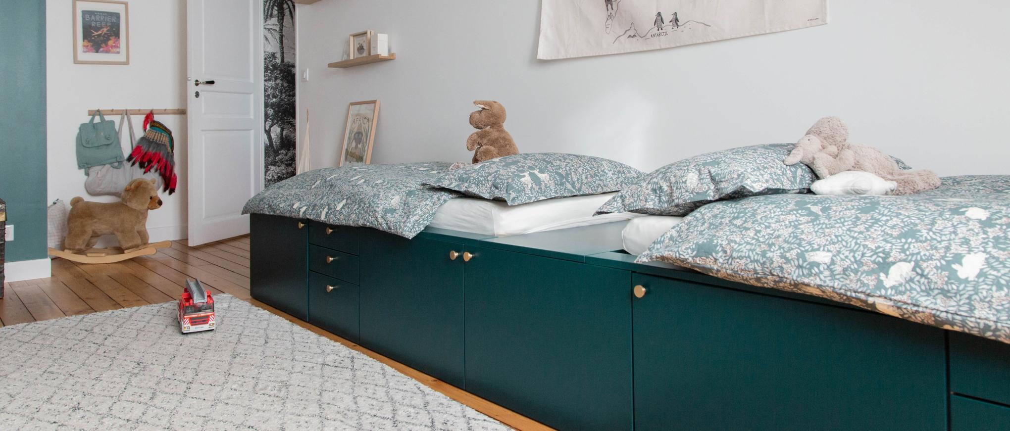 Podestbett aus hellem Holz in blauer Farbe