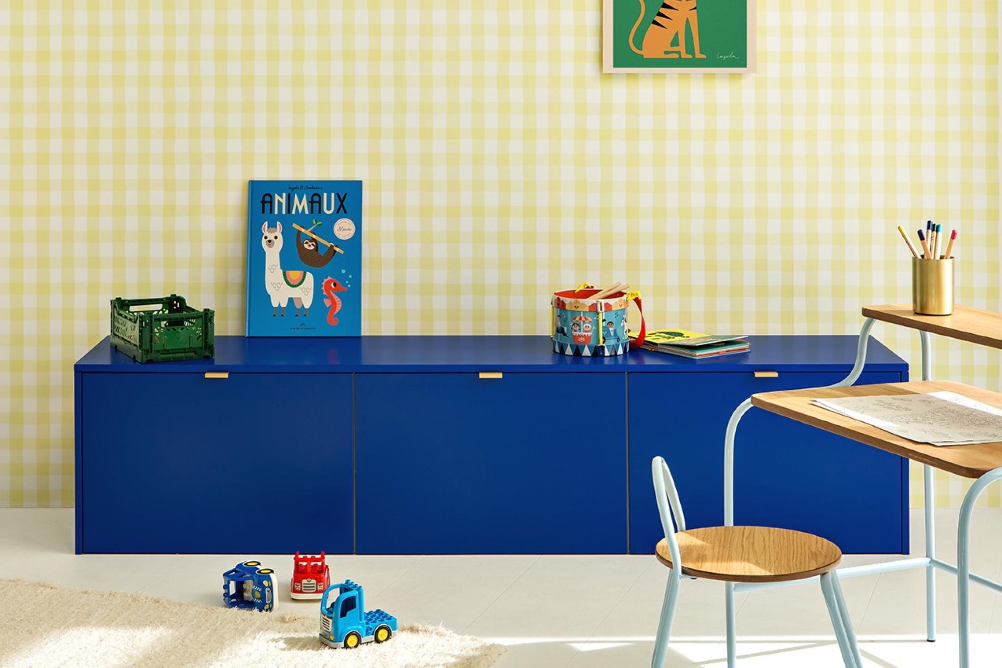 Sitzbank in Electric Blue mit gelber Vichy-Tapete