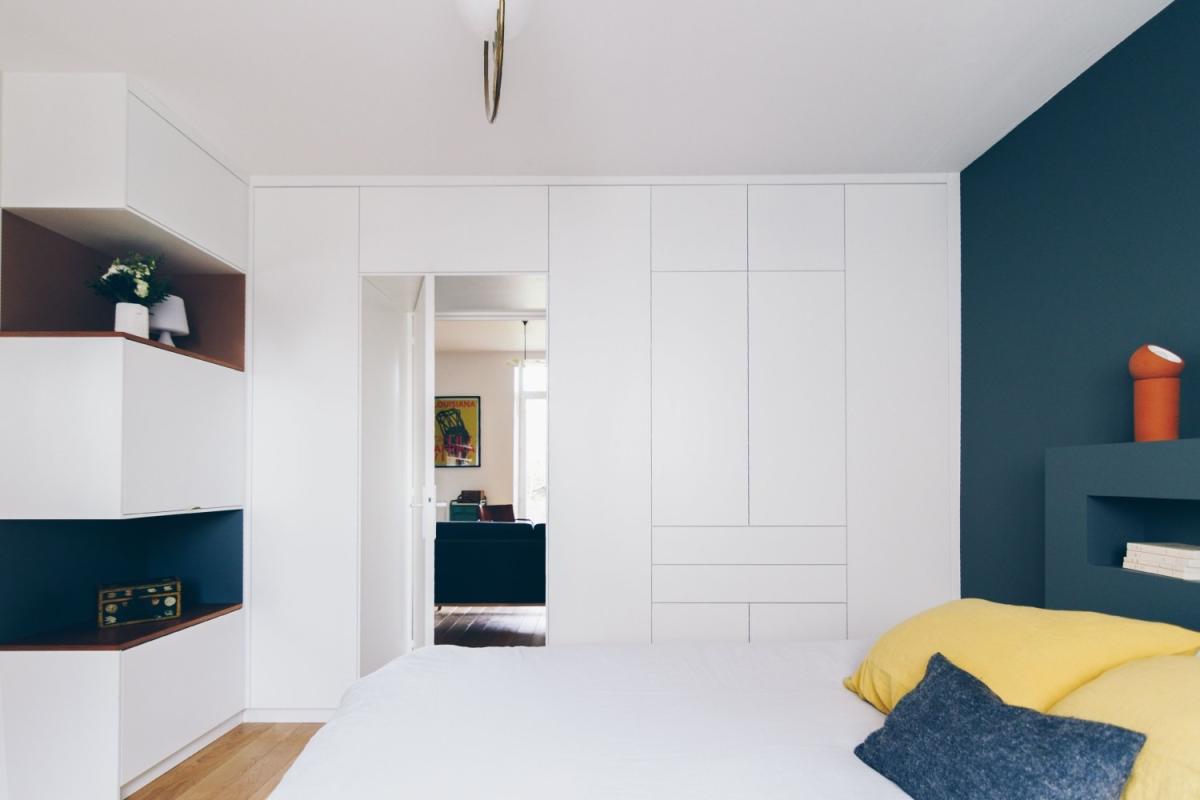 Blau/Weißer Kleiderschrank
