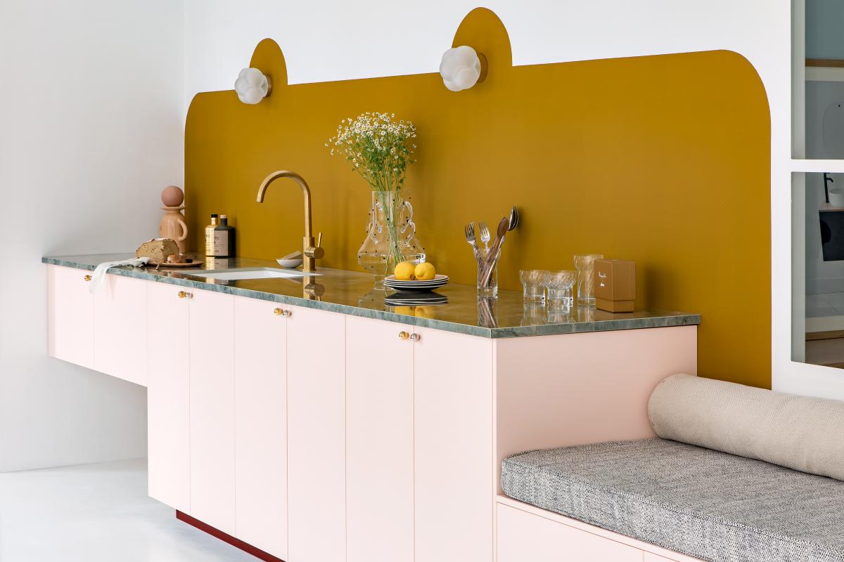 Eine von Margaux Keller entworfene Küche in Rose calcaire, Ocre und Tuile.