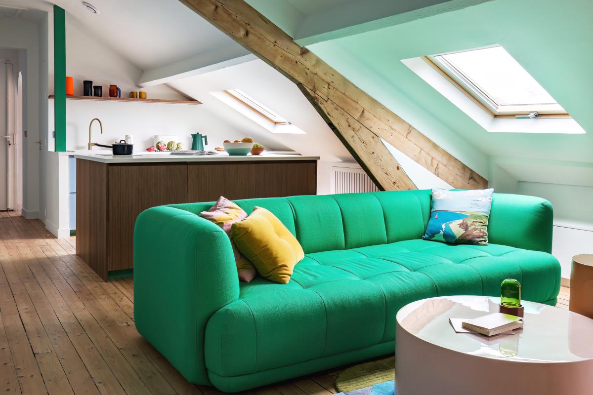 Wohnzimmer vom Architekten Nicolas Payet in der renovierten Wohnung, Küche aus Walnussholz und farbenfrohe Möbel.