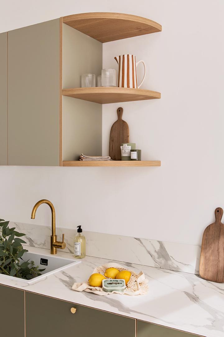 Corner curved floating shelf