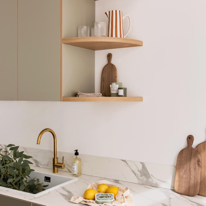 Corner curved floating shelf