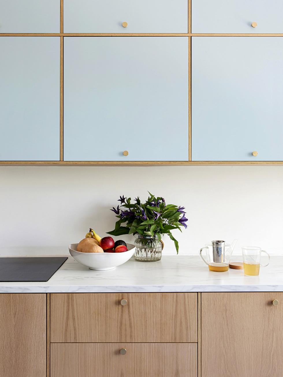 Projekt mit unseren glatten Fronten in Mattlack “Ciel voilé” und Eiche natur - ⓒ Hervé Goluza für Plum Living