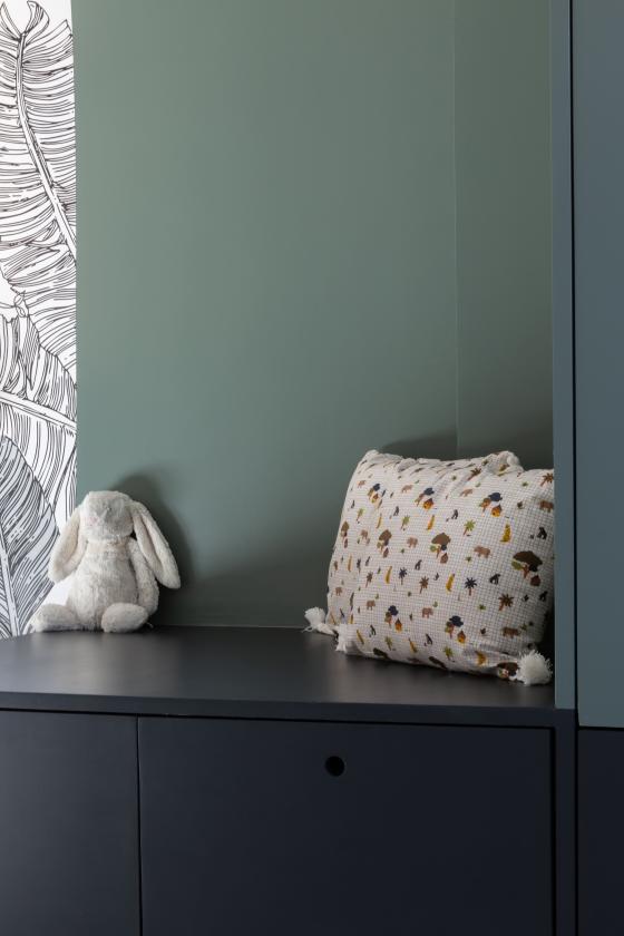 Kleiderschrank für Kinder in Schwarz und Grün aus verschiedenen Materialien Plum Living